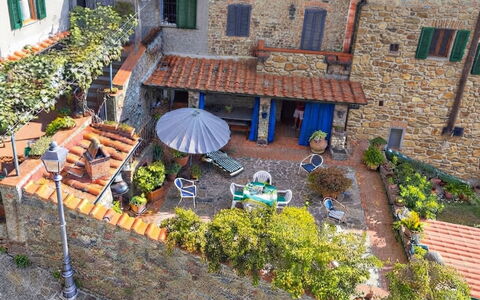 La Casa del Fale di Collodi: Mur, Pot De Fleur, Plante D'Appartement, Brique, Mobilier De Jardin, Jardin, Cour, Cour, Chaise, Tableau De Plein Air