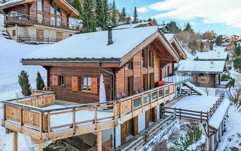Sneachta: Bâtiment, Fenêtre, Propriété, Neige, Plante, Ciel, Arbre, Maison, Nuage, Bois