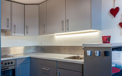 Sneachta: Cabinetry, Comptoir, Propriété, Evier, Évier, Cuisine, Bâtiment, Sol, Design Intérieur, Sol