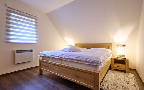 U Lesa: Meubles, Propriété, Confort, Bleu Azur, Bois, Fenêtre, Ombre, Bâtiment, Textile, Éclairage