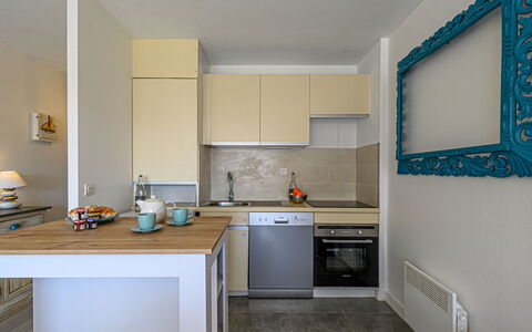 Les Cardinaux: Propriété, Comptoir, Cabinetry, Evier, Robinet, Évier, Bois, Design Intérieur, Sol, Sol