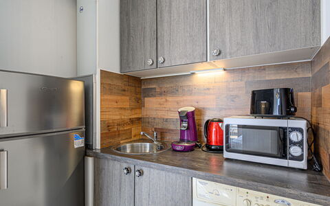 Les Cardinaux: Cabinetry, Propriété, Comptoir, Cuisinière, Appareil De Cuisine, Cuisine, Bois, Électroménager, Le Fourneau, Bâtiment