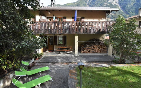 Casa le Fontane: Plante, Bâtiment, Arbre, Ciel, Porche, Ombre, Herbe, Loisir, Zone Résidentielle, Paysage