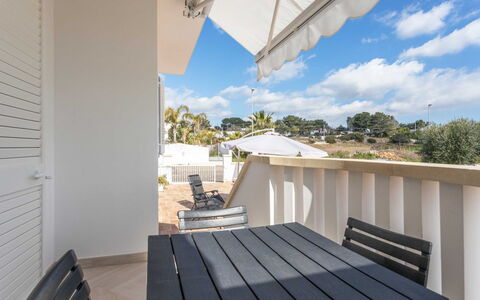 Marina di Pescoluse 651: Propriété, Ciel, Meubles, Bâtiment, Nuage, Ombre, Bois, Chaise, Maison, Sol