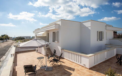 Marina di Pescoluse 651: Nuage, Ciel, Bâtiment, Fenêtre, Maison, Ombre, Design Urbain, Zone Résidentielle, Immobilier, Paysage