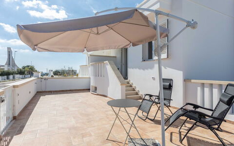 Marina di Pescoluse 651: Ciel, Propriété, Bâtiment, Nuage, Ombre, Mobilier De Jardin, Bois, Design Intérieur, Immobilier, Chaise