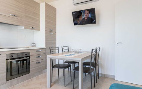 Marina di Pescoluse 651: Table, Meubles, Cabinetry, Chaise, Bâtiment, Bois, Éclairage, Design Intérieur, Table Cuisine Et Salle A Manger, Comptoir