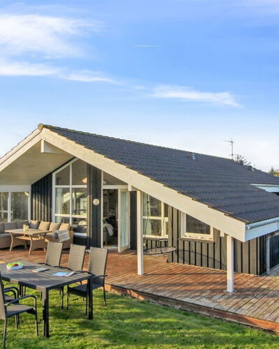 Freda - 400M from the Sea