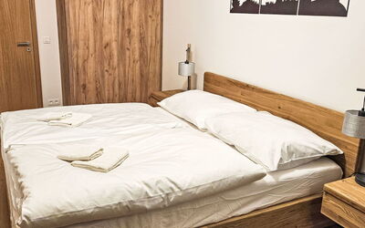 Ski&Bike Siréna 300.5: Lit, Chambre, Literie, Sol, Drap De Lit, Mur, Bois, Sol, Meubles, Design Intérieur