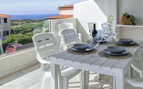 Valledoria 18: Ciel, Table, Plante, Vaisselle, Bâtiment, Nuage, Mobilier De Jardin, Tableau De Plein Air, Design Intérieur, Bois
