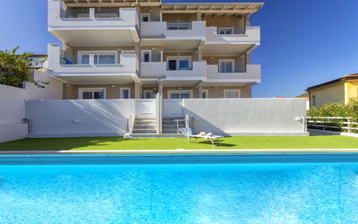 Valledoria 18: L'Eau, Propriété, Plante, Bâtiment, Bleu Azur, Ciel, Fenêtre, Piscine, Design Urbain, Loisir