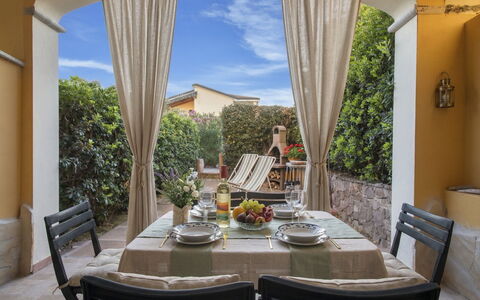 Happy Island: Meubles, Design Intérieur, Table, Chaise, Table Cuisine Et Salle A Manger, Éclairage, Domicile, Salle À Manger, Plante D'Appartement, Plafond