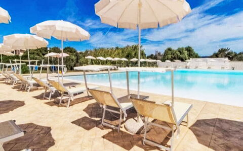 Happy Island: Ciel, Propriété, Parapluie, Nuage, Ombre, Mobilier De Jardin, L'Eau, Balancelle, Loisir