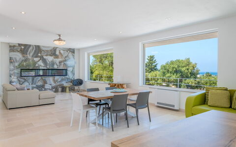 Casa Di Veronica: Table, Canapé, Meubles, Plante, Bois, Chaise, Salon, Sol, Sol, Ombre