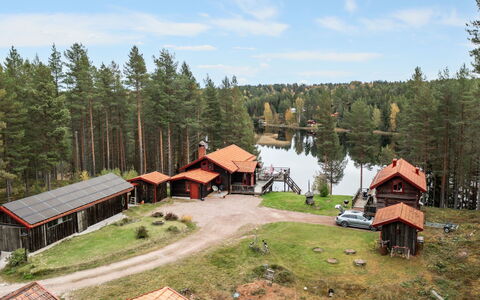 Nedre Gärdsjö: Ciel, Propriété, Nuage, Plante, Arbre, Paysage Naturel, L'Eau, Lot Terre, Montagnes, Maison