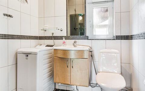 Nedre Gärdsjö: Luminaire Plomberie, Miroir, Propriété, Évier, Cabinetry, Robinet, Salle De Bains, Violet, Design Intérieur, Architecture
