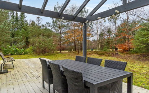 Stillfrieda - 150M from the Sea: Meubles, Design Intérieur, Sol, Bois, Sol, Plafond, Parquet, Chaise, Table, Éclairage