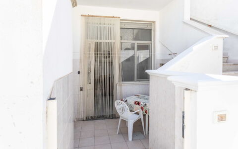 Enrica: Nuage, Ciel, L'Eau, Plante, Propriété, Bâtiment, Bleu Azur, Piscine, Arbre, Chaise