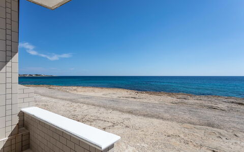 Enrica: Nuage, Ciel, L'Eau, Plante, Propriété, Bâtiment, Bleu Azur, Piscine, Arbre, Chaise