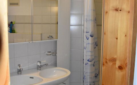 Haus Sunneschy Whg. 301: Miroir, Robinet, Lavabo, Évier, Luminaire Plomberie, Bâtiment, Salle De Bains, Violet, Design Intérieur, Rideau De Douche