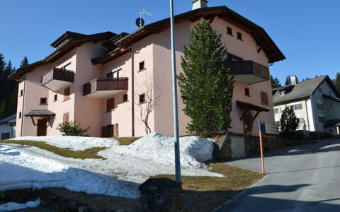Haus Sunneschy Whg. 301: Bâtiment, Ciel, Fenêtre, Plante, Arbre, Maison, Pente, Zone Résidentielle, Neige, Quartier