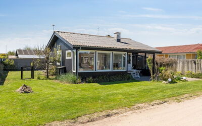 Elisabeta - 60M from the Sea