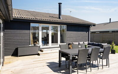 Elisabeta - 60M from the Sea