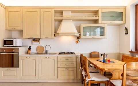 Great View: Cabinetry, Comptoir, Meubles, Propriété, Cuisine, Chaise, Tiroir, Cuisinière, Bois, Design Intérieur