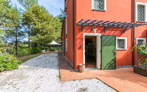 Casale Il Poggio: Ciel, Bâtiment, Plante, Bois, Montagne, Lot Terre, Design Urbain, Paysage, Immobilier, Façade