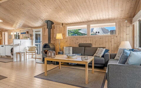 Thrineke - 600M from the Sea: Bois, Plafond, Design Intérieur, Meubles, Sol, Sol, Domicile, Parquet, Pièce, Salon