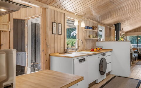 Thrineke - 600M from the Sea: Bois, Sol, Design Intérieur, Plafond, Sol, Principaux Appliance, Cuisine, Comptoir, Meubles, Pièce
