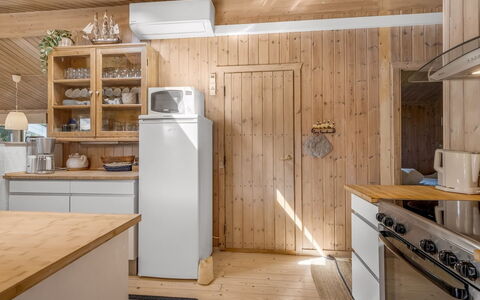 Thrineke - 600M from the Sea: Cuisine, Meubles, Bois, Appareil De Cuisine, Principaux Appliance, Sol, Design Intérieur, Comptoir, Plafond, Cabinetry