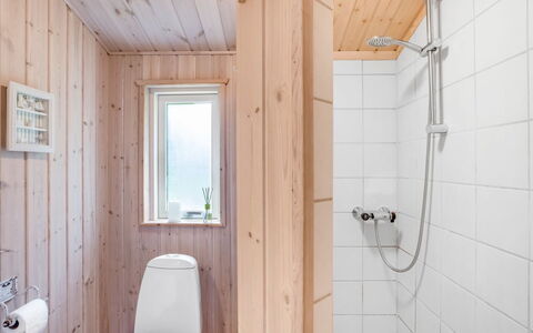Thrineke - 600M from the Sea: Sol, Bois, Sol, Luminaire Plomberie, Design Intérieur, Plafond, Pièce, Salle De Bains, Plomberie, Tache De Bois