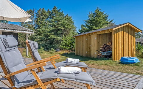 Thrineke - 600M from the Sea: Bois, Dur, Mobilier De Jardin, Planche, Jardin, Chaise, Eco Hôtel, Tache De Bois, Plate-Forme, Ombre