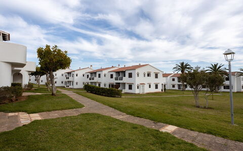 Son Bou Gardens Plus: Ciel, L'Eau, Bâtiment, Propriété, Plante, Bleu Azur, Piscine, Nuage, Loisir, Fenêtre