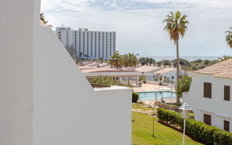 Son Bou Gardens Plus: Ciel, L'Eau, Bâtiment, Propriété, Plante, Bleu Azur, Piscine, Nuage, Loisir, Fenêtre