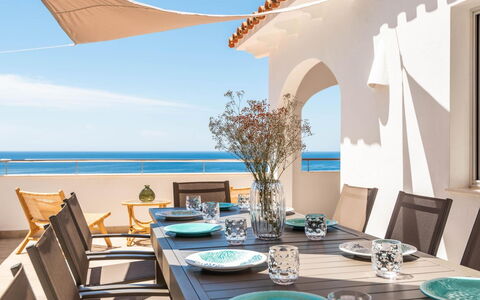 Villa Atalis: Ciel, L'Eau, Bâtiment, Propriété, Plante, Bleu Azur, Piscine, Nuage, Loisir, Fenêtre