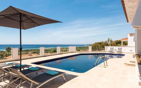 Villa Atalis: Ciel, L'Eau, Bâtiment, Propriété, Plante, Bleu Azur, Piscine, Nuage, Loisir, Fenêtre