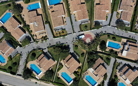 Villas Finesse Type 1: Ciel, L'Eau, Bâtiment, Propriété, Plante, Bleu Azur, Piscine, Nuage, Loisir, Fenêtre
