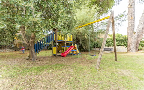 Giannella Beach Residence Apartment - Giannella, G: Plante, Arbre, Lot Terre, Ombre, Herbe, Terrain De Jeux, Équipement Extérieur Play, Espace Public, Loisir, Ville