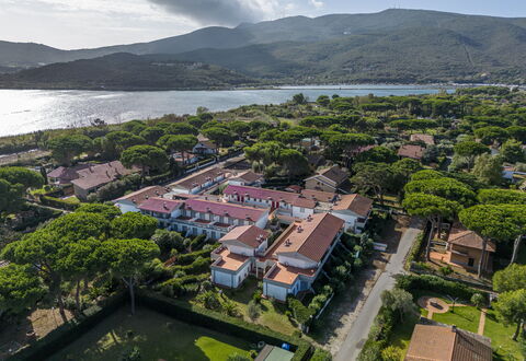 Giannella Beach Residence Apartment - Giannella, G: L'Eau, Ciel, Propriété, Nuage, Plante, Bâtiment, Montagne, La Nature, Arbre, Montagnes