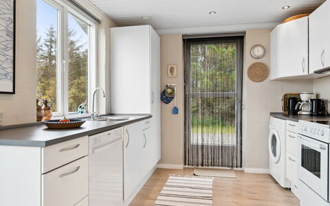 Luchia - 200M to the Fjord: Comptoir, Appareil De Cuisine, Cuisine, Bois, Principaux Appliance, Design Intérieur, Sol, Meubles, Cabinetry, Électroménager