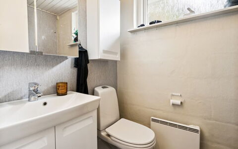 Luchia - 200M to the Fjord: Siège De Toilette, Luminaire Plomberie, Sol, Toilette, Évier, Sol, Salle De Bains, Design Intérieur, Lavabo, Plomberie