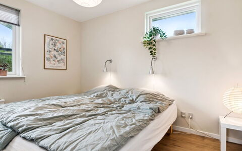 Luchia - 200M to the Fjord: Lit, Meubles, Design Intérieur, Chambre, Literie, Mur, Sol, Drap De Lit, Sol, Plafond