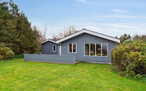 Luchia - 200M to the Fjord: Herbe, Maison, Arbuste, Chalet, Toit, Domicile, Siding, Couverture De Sol, Biens, Jardin