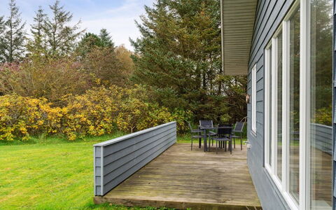 Luchia - 200M to the Fjord: Herbe, Bois, Arbuste, Siding, Lot Terre, Planche, Couverture De Sol, Jardin, Plate-Forme, Dur