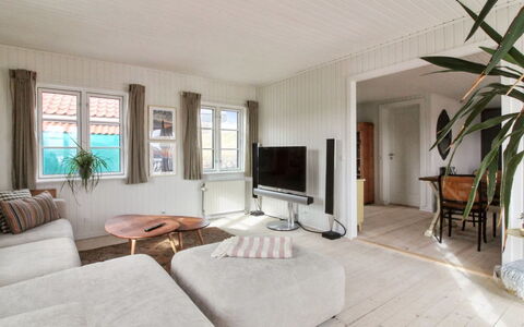 Edmond - 150M from the Sea: Sol, Mur, Sol, Design Intérieur, Bois, Meubles, Canapé, Plafond, Salon, Domicile