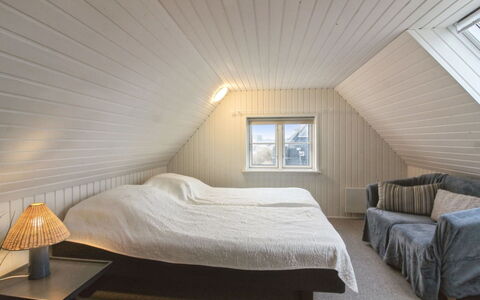 Edmond - 150M from the Sea: Mur, Bois, Plafond, Sol, Sol, Chambre, Design Intérieur, Lit, Drap De Lit, Éclairage