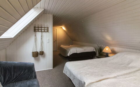 Edmond - 150M from the Sea: Mur, Chambre, Bois, Sol, Lit, Plafond, Sol, Drap De Lit, Design Intérieur, Literie