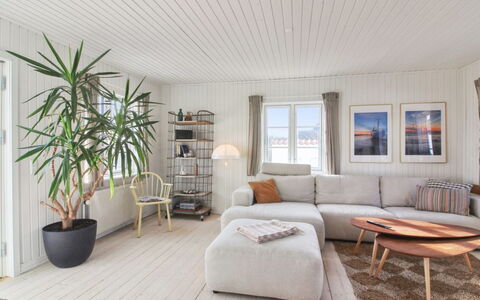Edmond - 150M from the Sea: Sol, Sol, Bois, Design Intérieur, Parquet, Canapé, Meubles, Salon, Plafond, Domicile